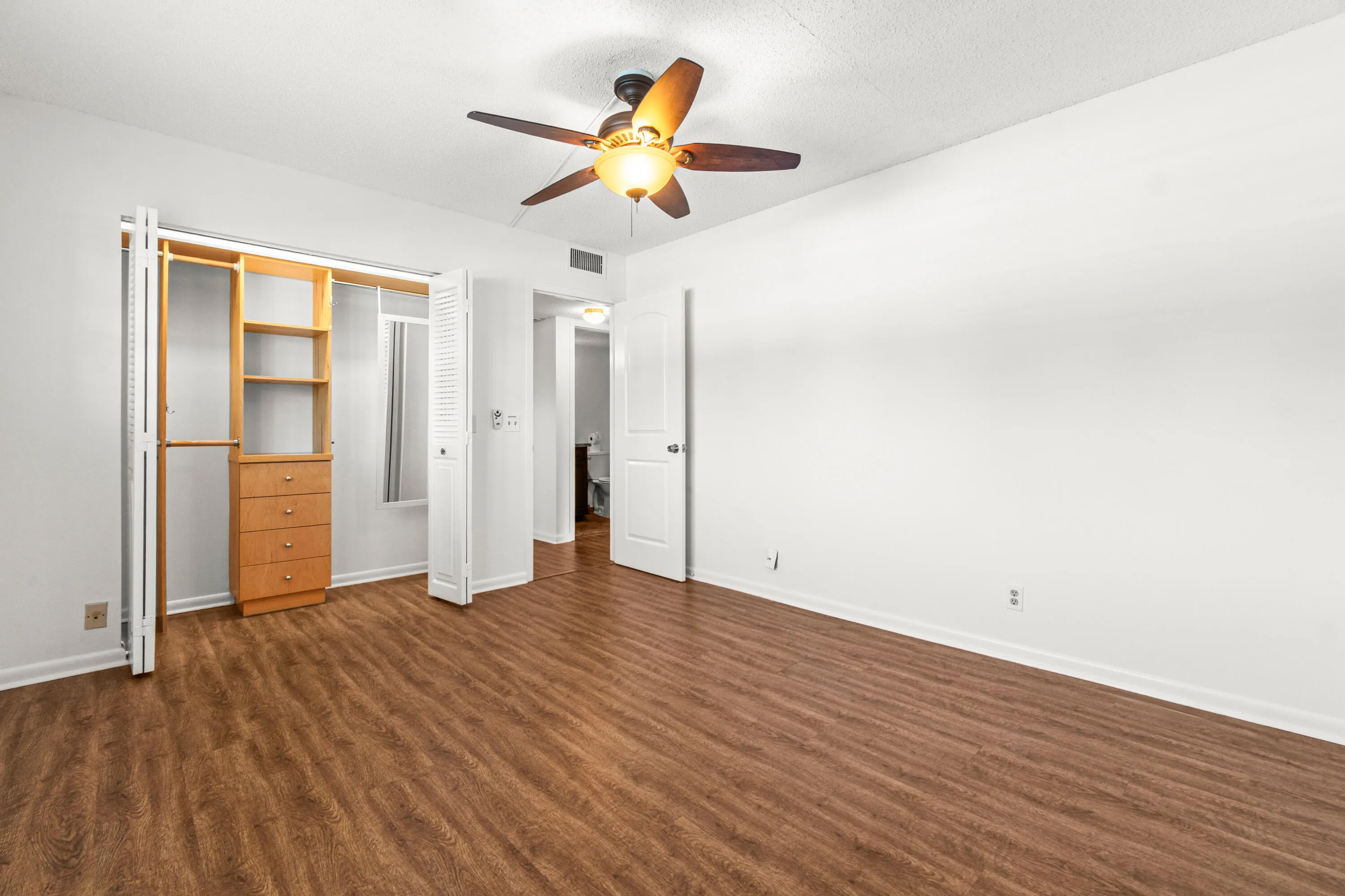CLOSET FITTERS IN PRIMARY BEDROOM