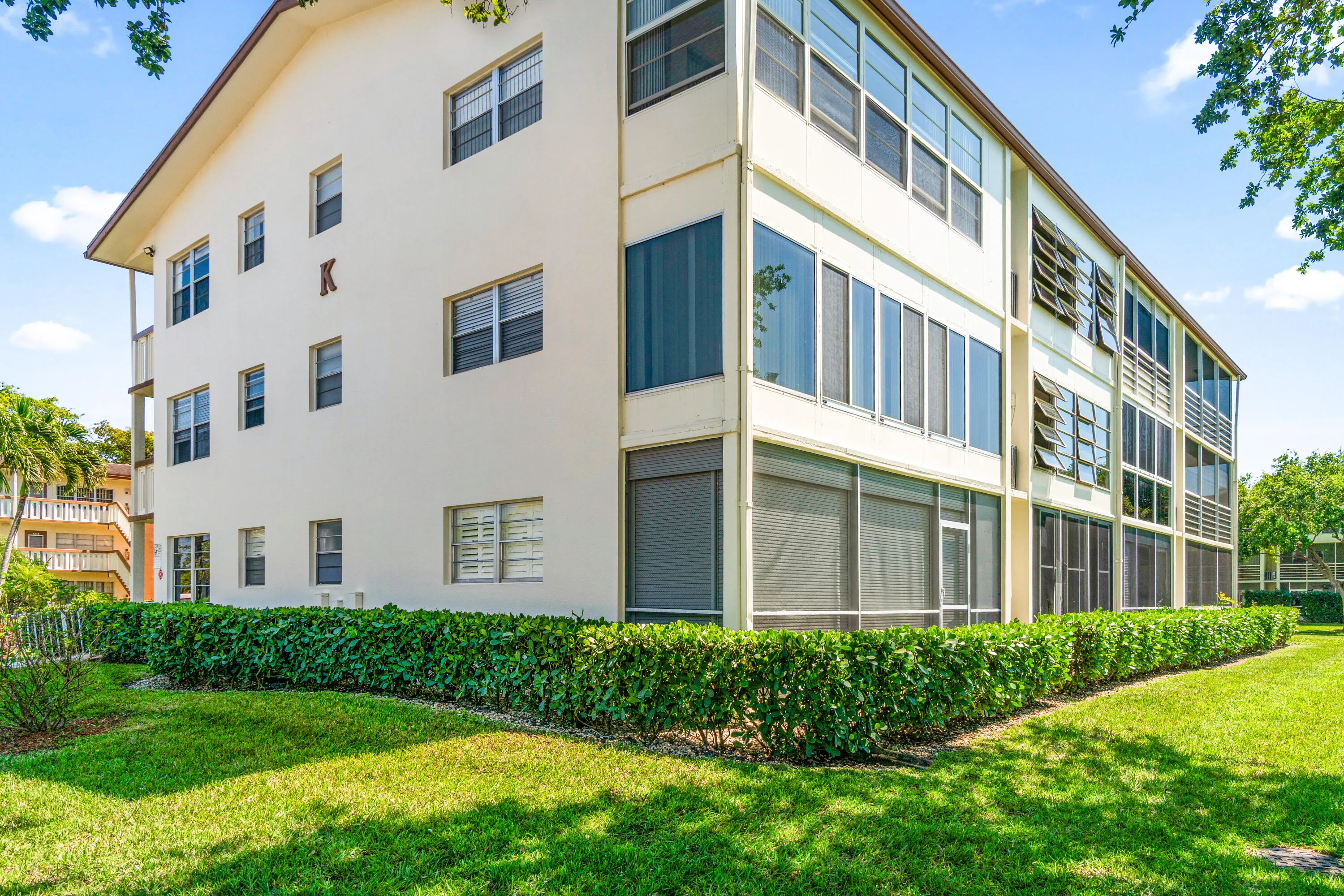 EASY ACCESS FIRST FLOOR CORNER UNIT