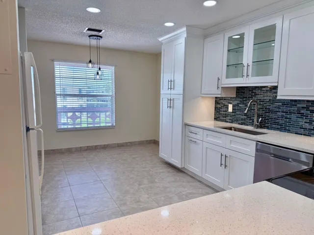 EAT IN KITCHEN
