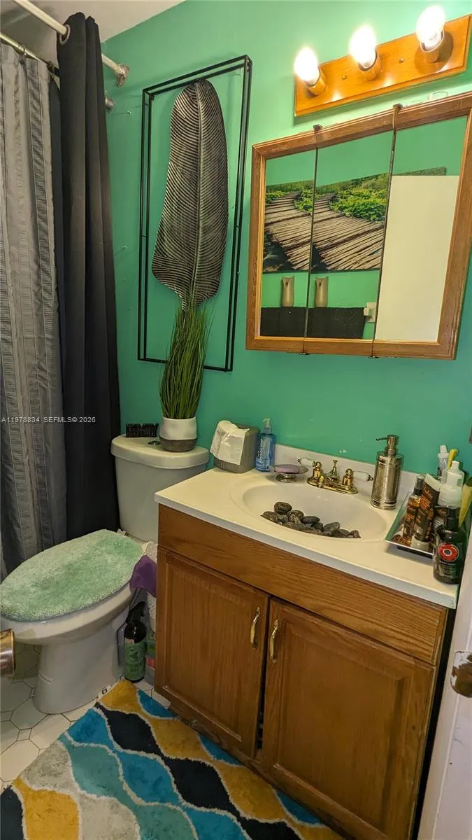 Full second bathroom with a functional layout and bathtub