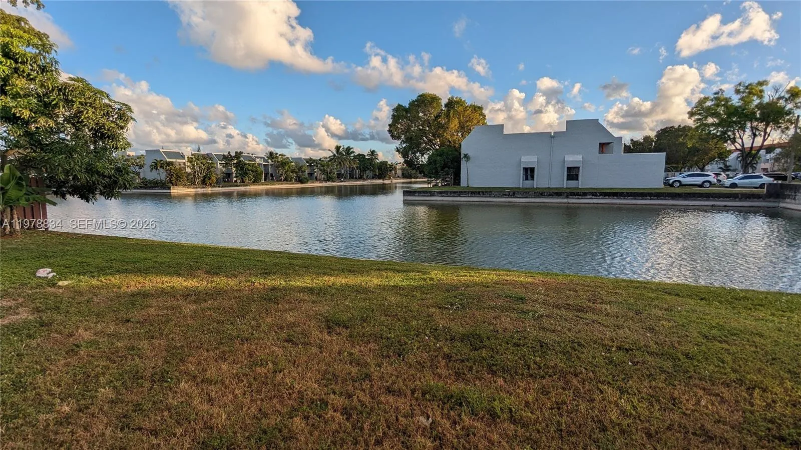 Community with pools and green spaces, ideal for residents and investors. Access to amenities including pool and clubhouse