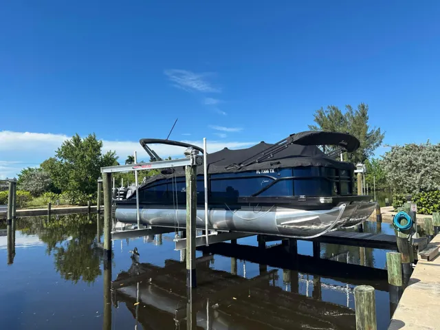 Pontoon boat