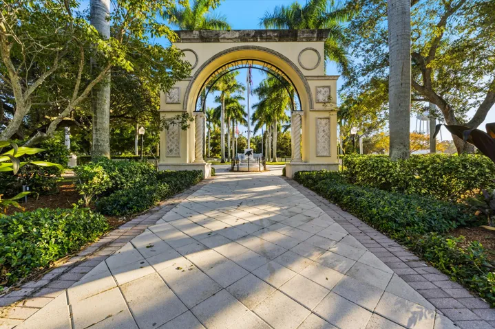 Iconic arch