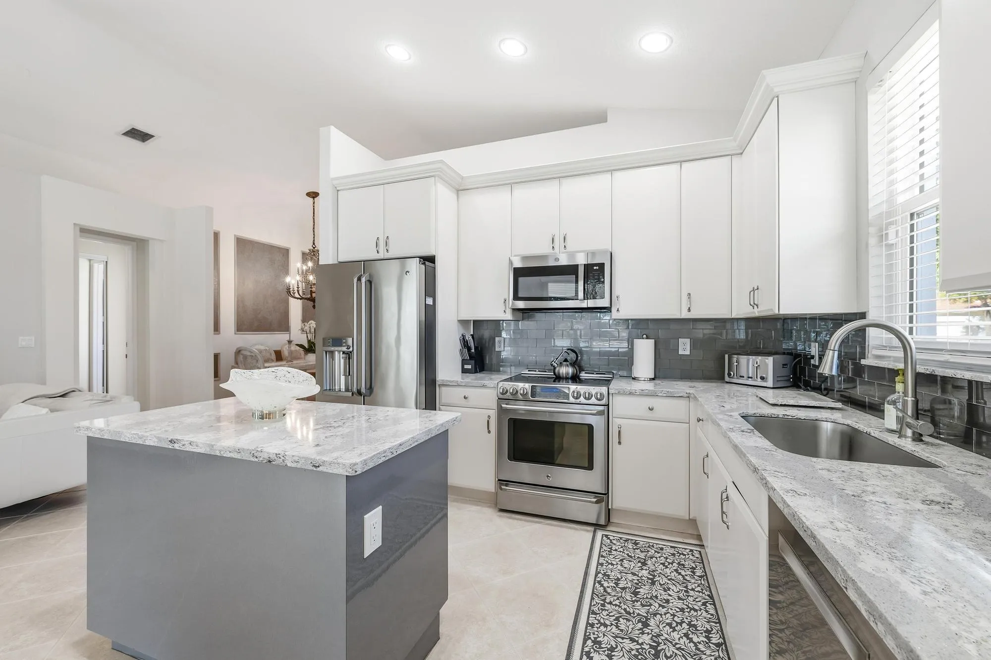 2737 Clipper Cir-16