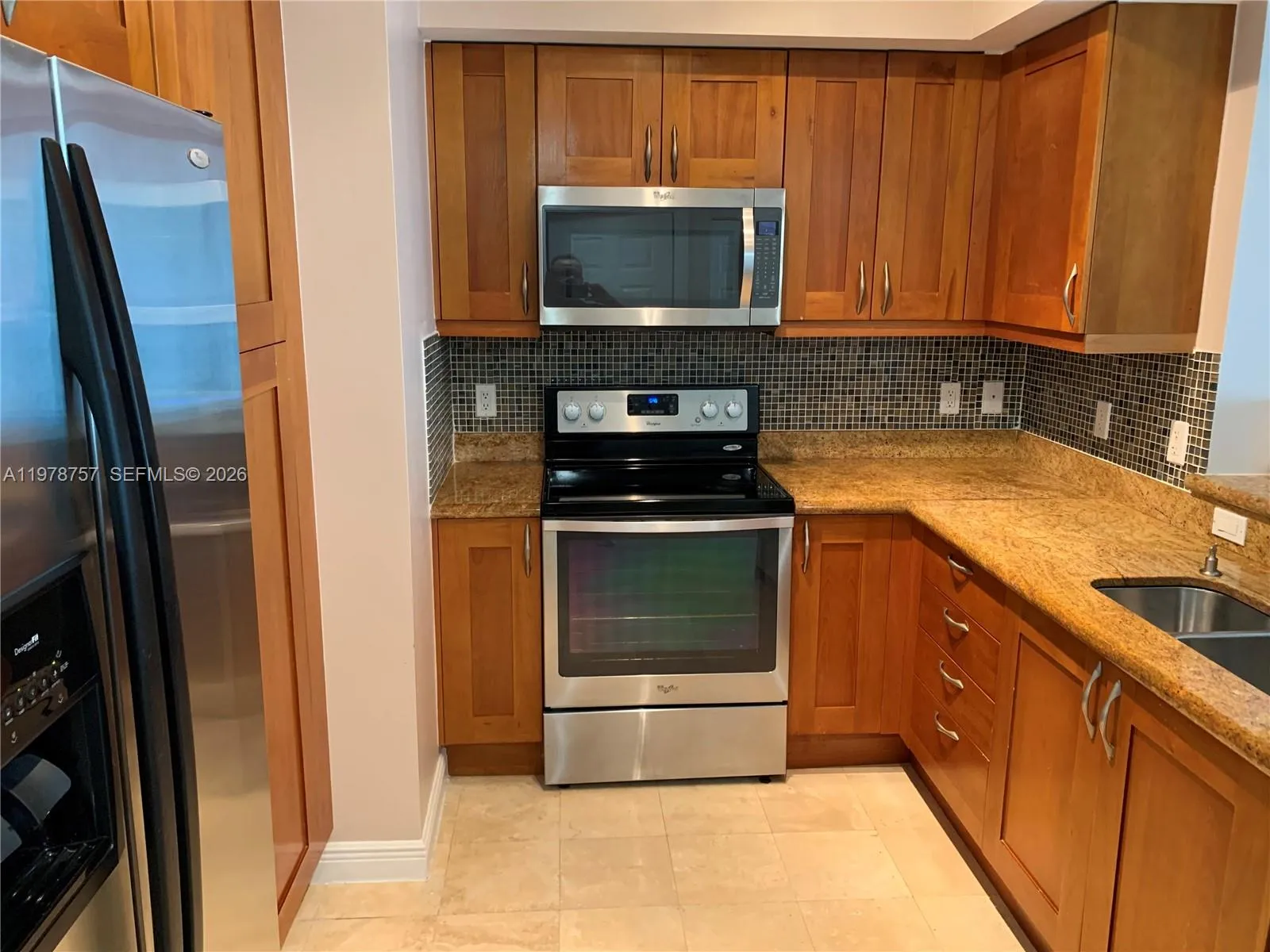Fully equipped kitchen with SS appliances, &granite counter tops