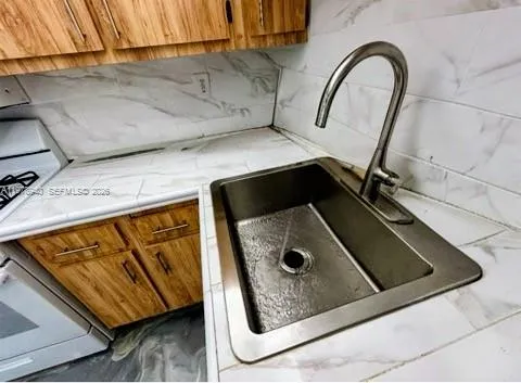 COUNTER DETAIL DEEP STAINLESS STEEL SINK