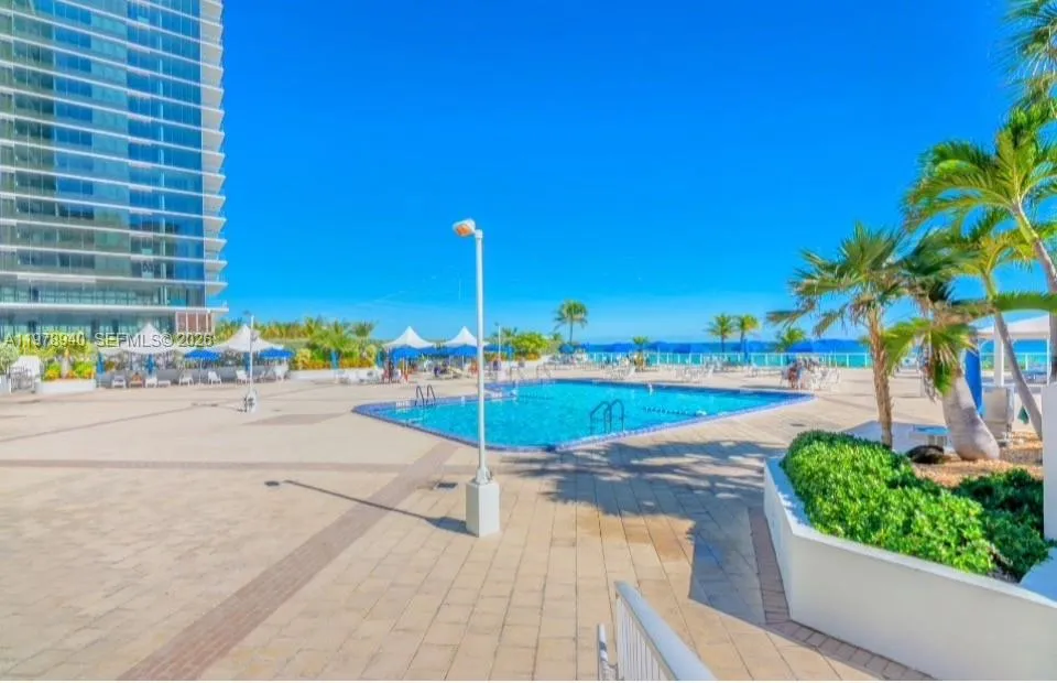 FULL SUNNY POOL