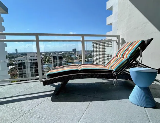 WATCH THE BOATS GO BY FROM THIS PRIVATE FULL-SUNNY DELUXE PLUS+SIZED TERRACE