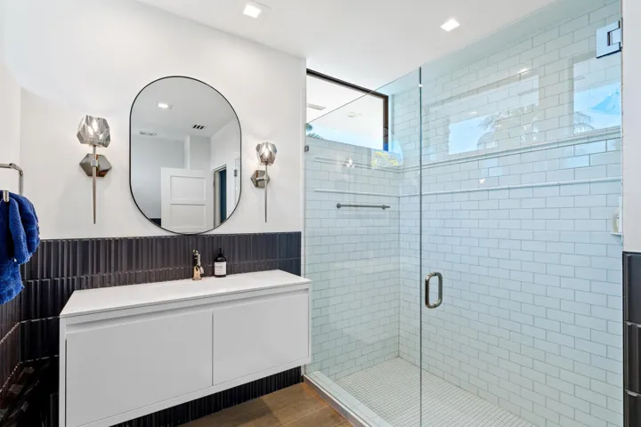 East Wing Full Bath