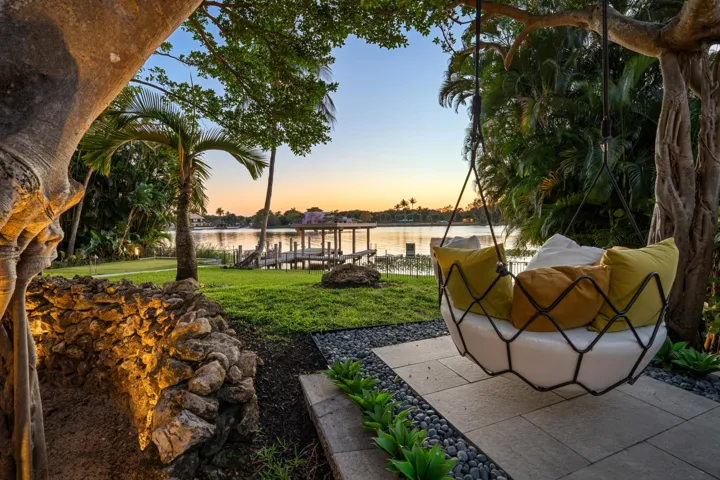 mls_LOUNGE_SWING_TO_VIEW_DT