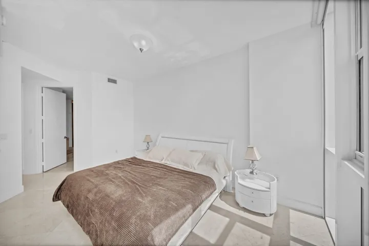 7 Primary Bedroom (7)