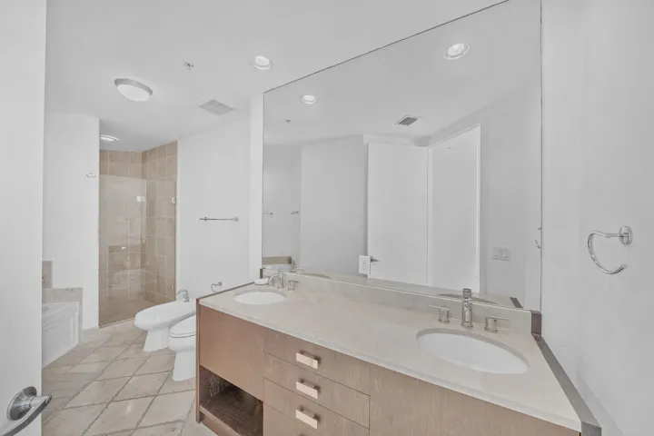 8 Primary Bathroom (2)