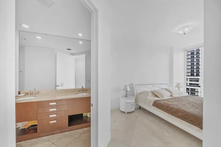 7 Primary Bedroom (3)