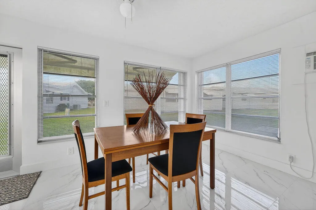Light and bright dining/florida room