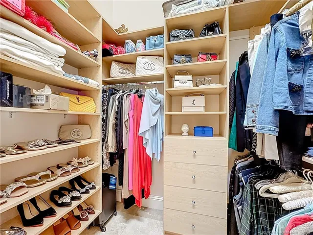 2 Walk in closets in Main bedroom