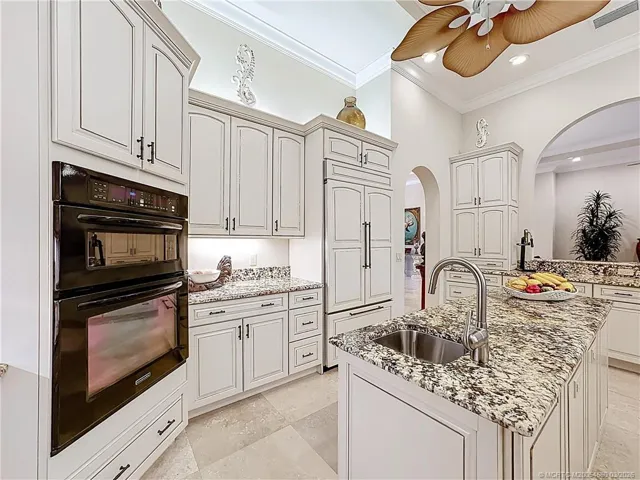 All bright and light and airy kitchen, 2 Islands with a pass through out to the Livingroom.