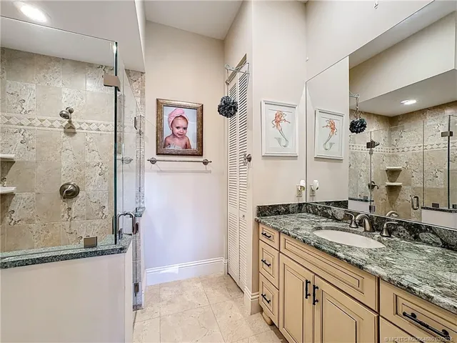 THIS IS ANOTHER BATHROOM WITH THE BEDROOM EN-SUITE. NICE SIZE AND PRIVATE. TOLTAL 4 BATHROOMS. THE PRIMARY BATHROOM HAS THE JACUZZI TUB AND OVERSIZED SHOWER. THE OTHER 3 BATHROOMS ARE SHOWERS ONLY.