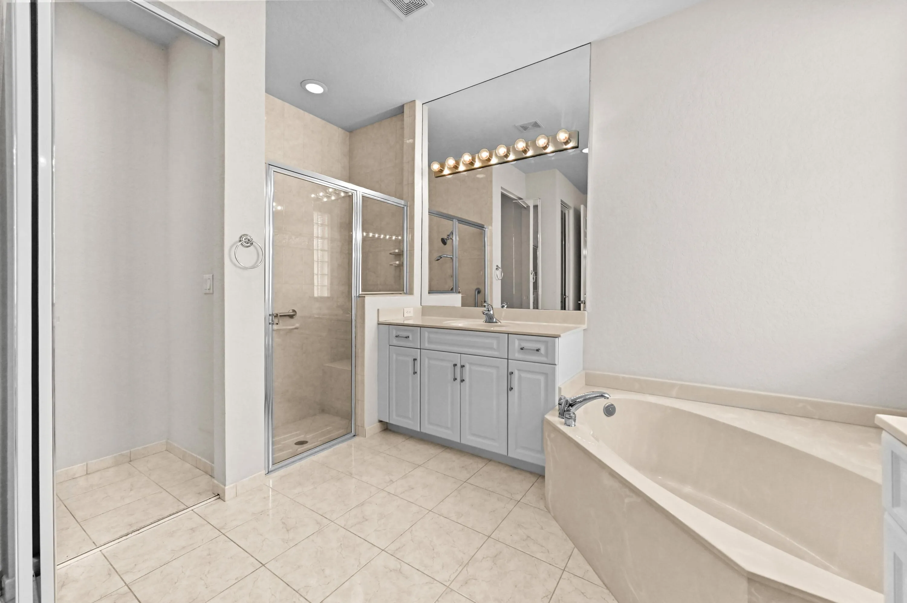 33 Bathroom 02