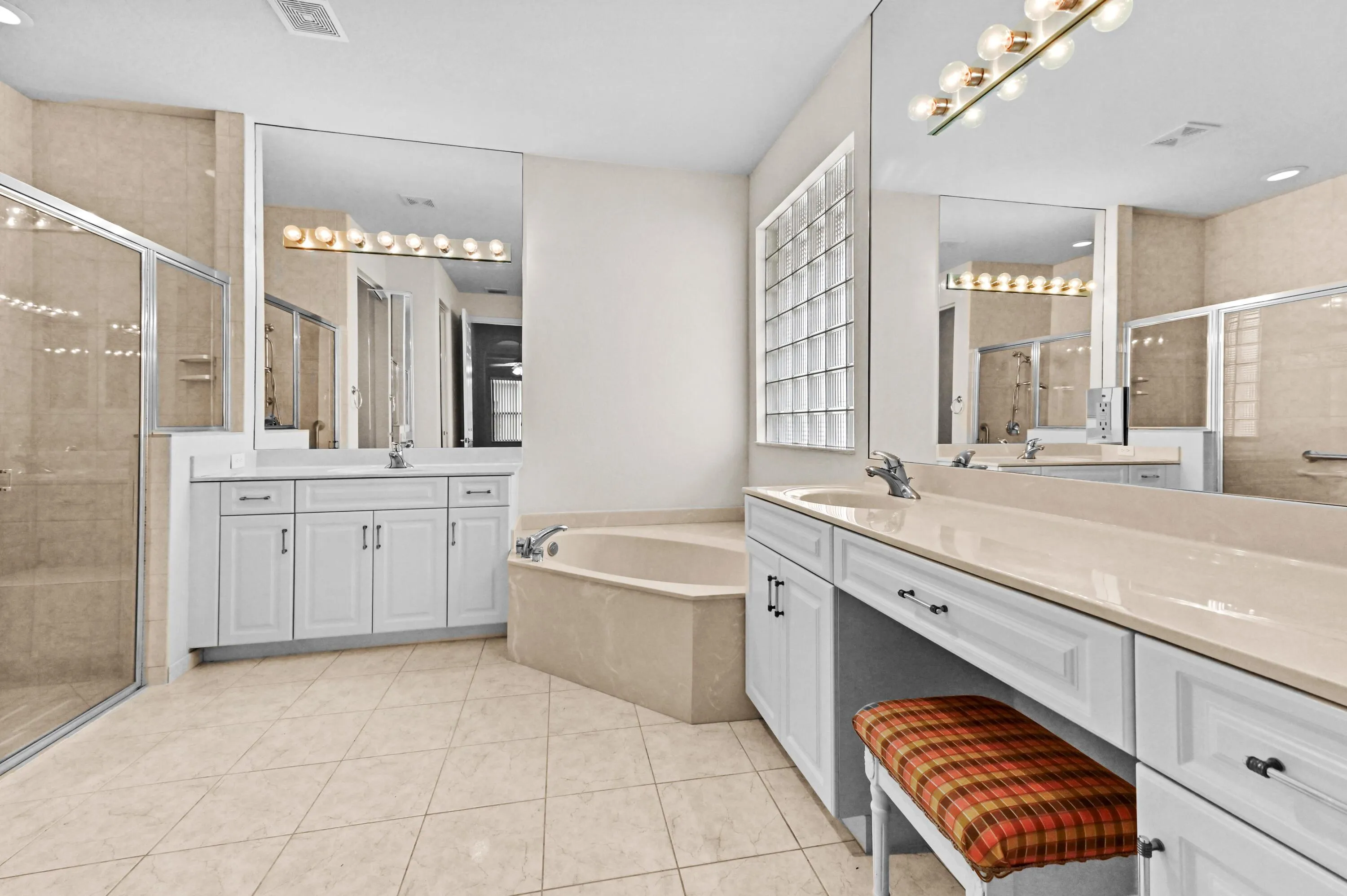 32 Bathroom 01