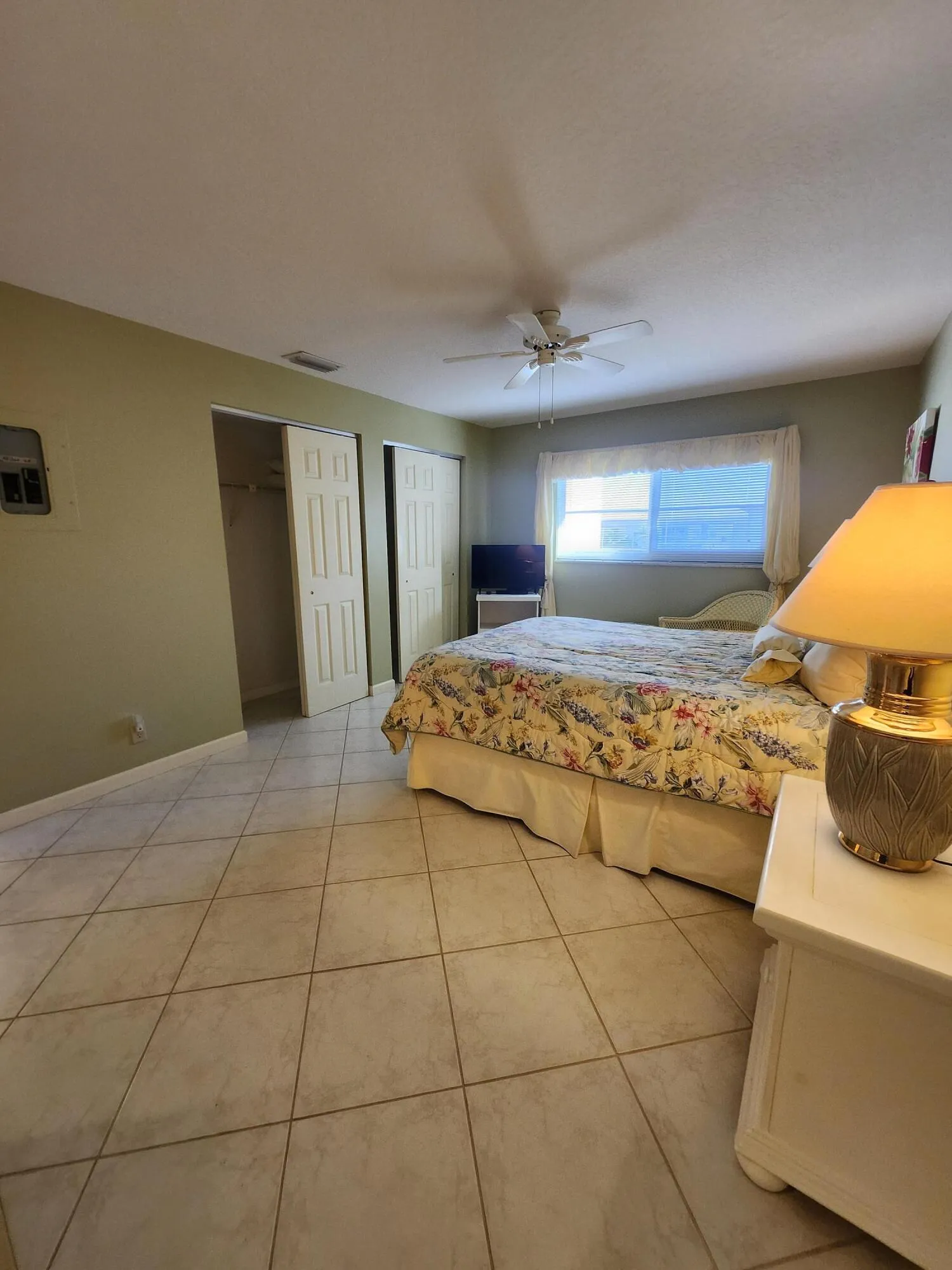 Bedroom/TV