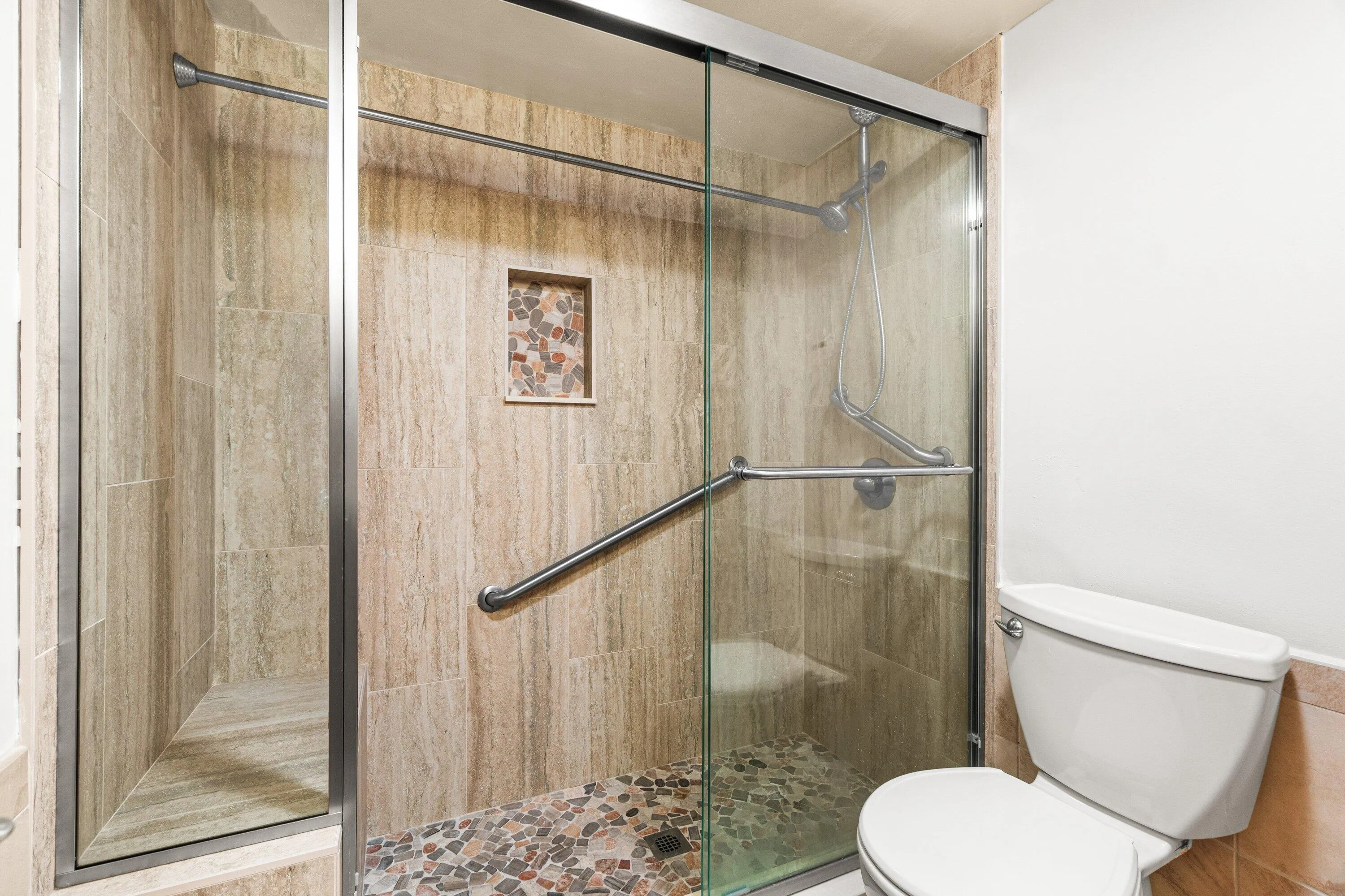 Bedroom.1.Shower.027-1020SilkOakTerrace-