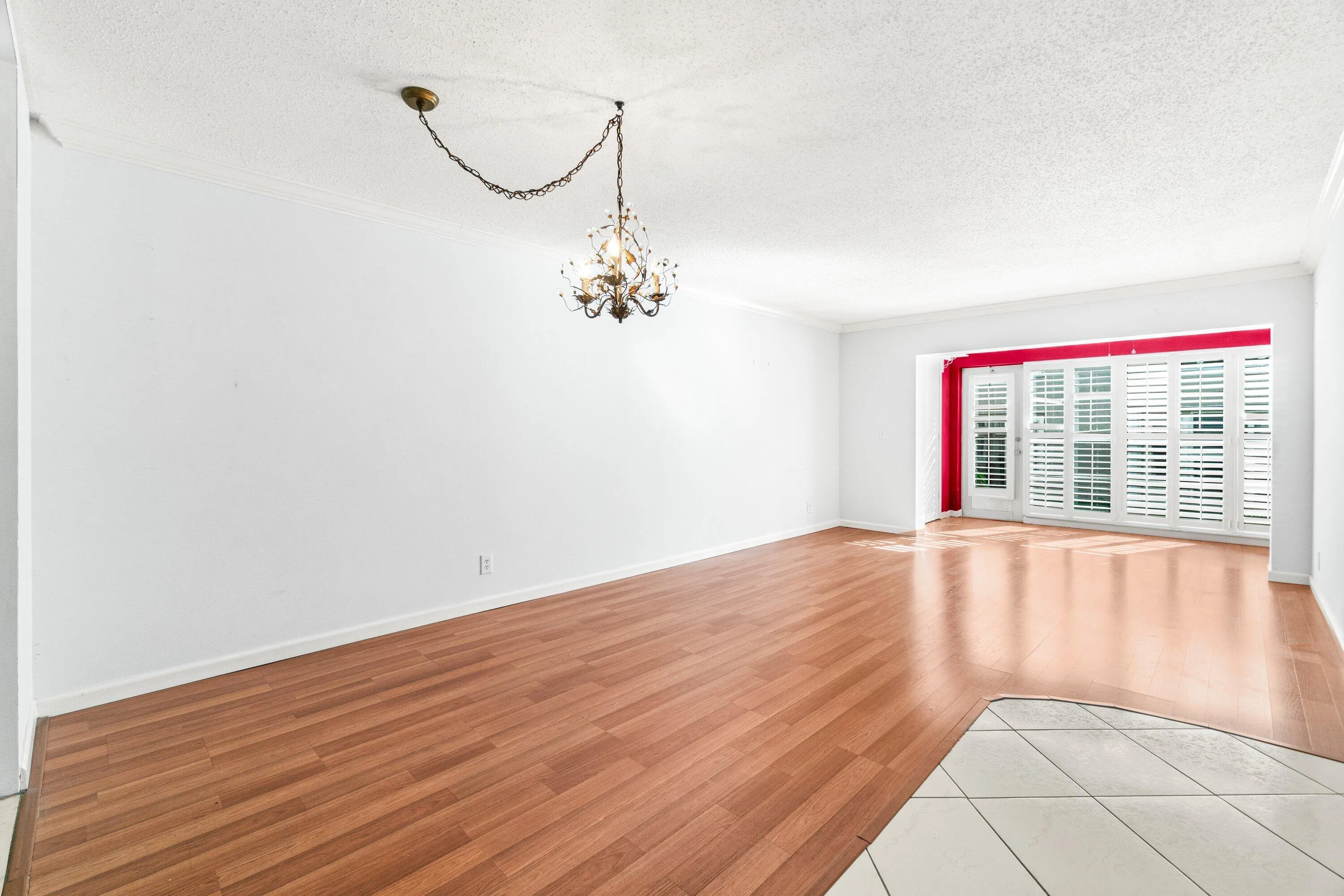 Dining.Living.Room.Den006-1020SilkOakTer