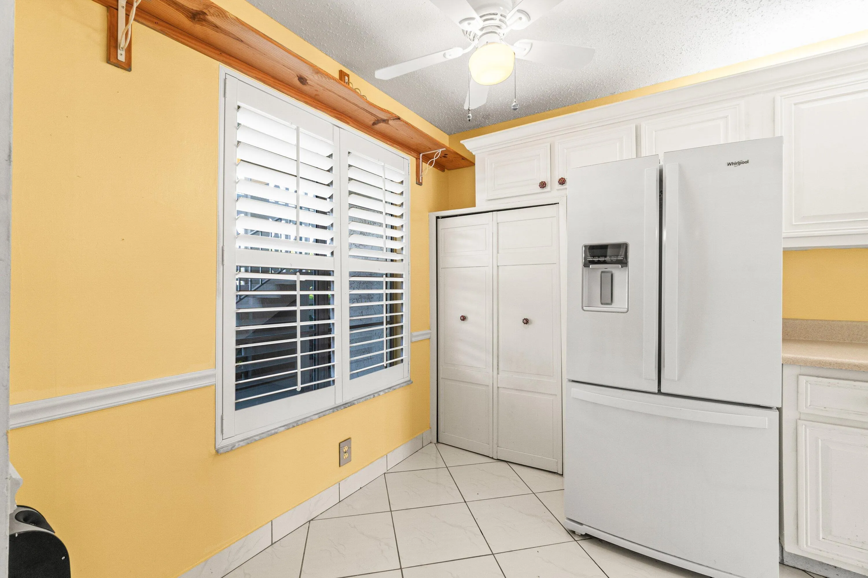 KitchenPantryFrig.019-1020SilkOakTerrace