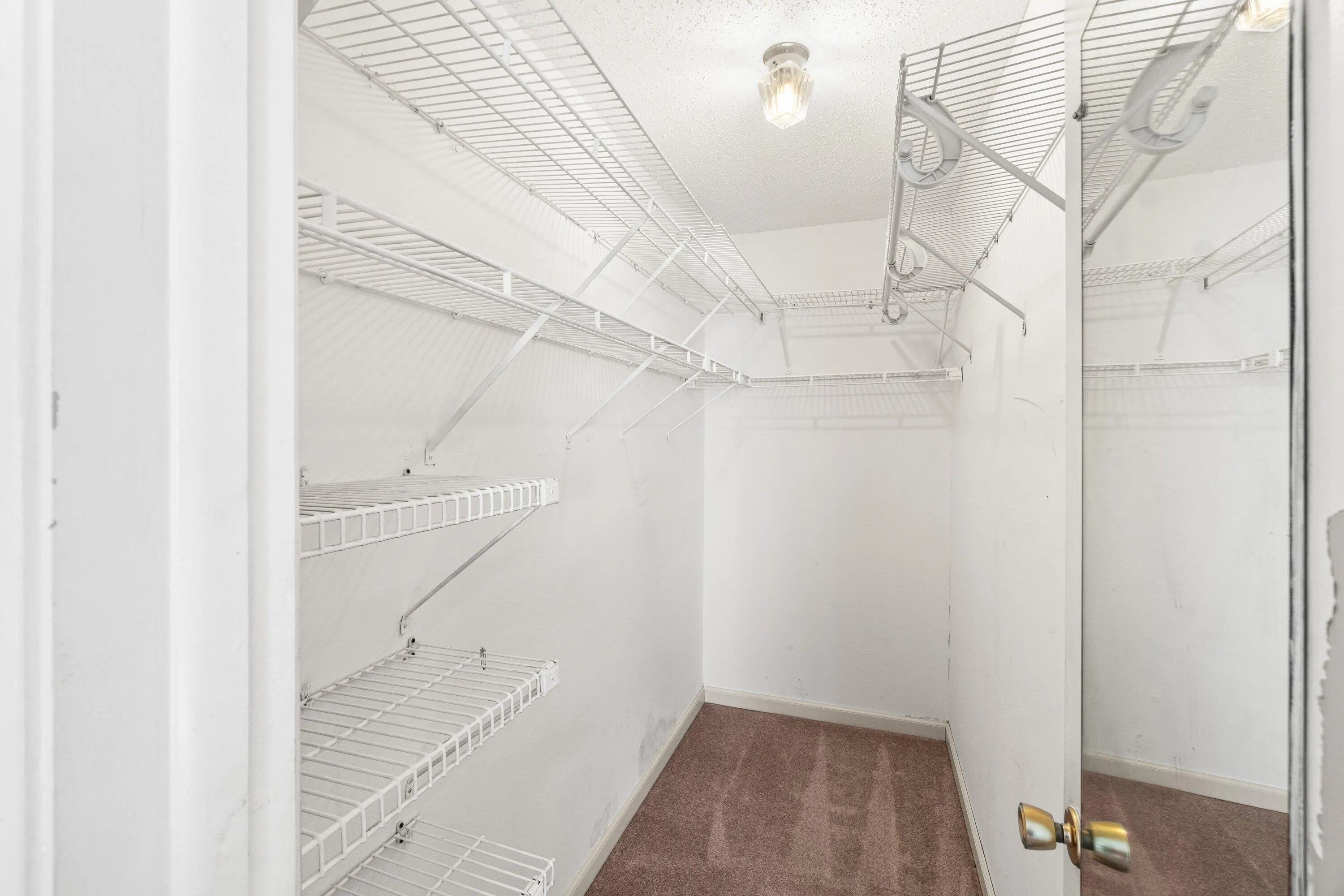 Bedroom.1.Walk.In.Closet.025-1020SilkOak