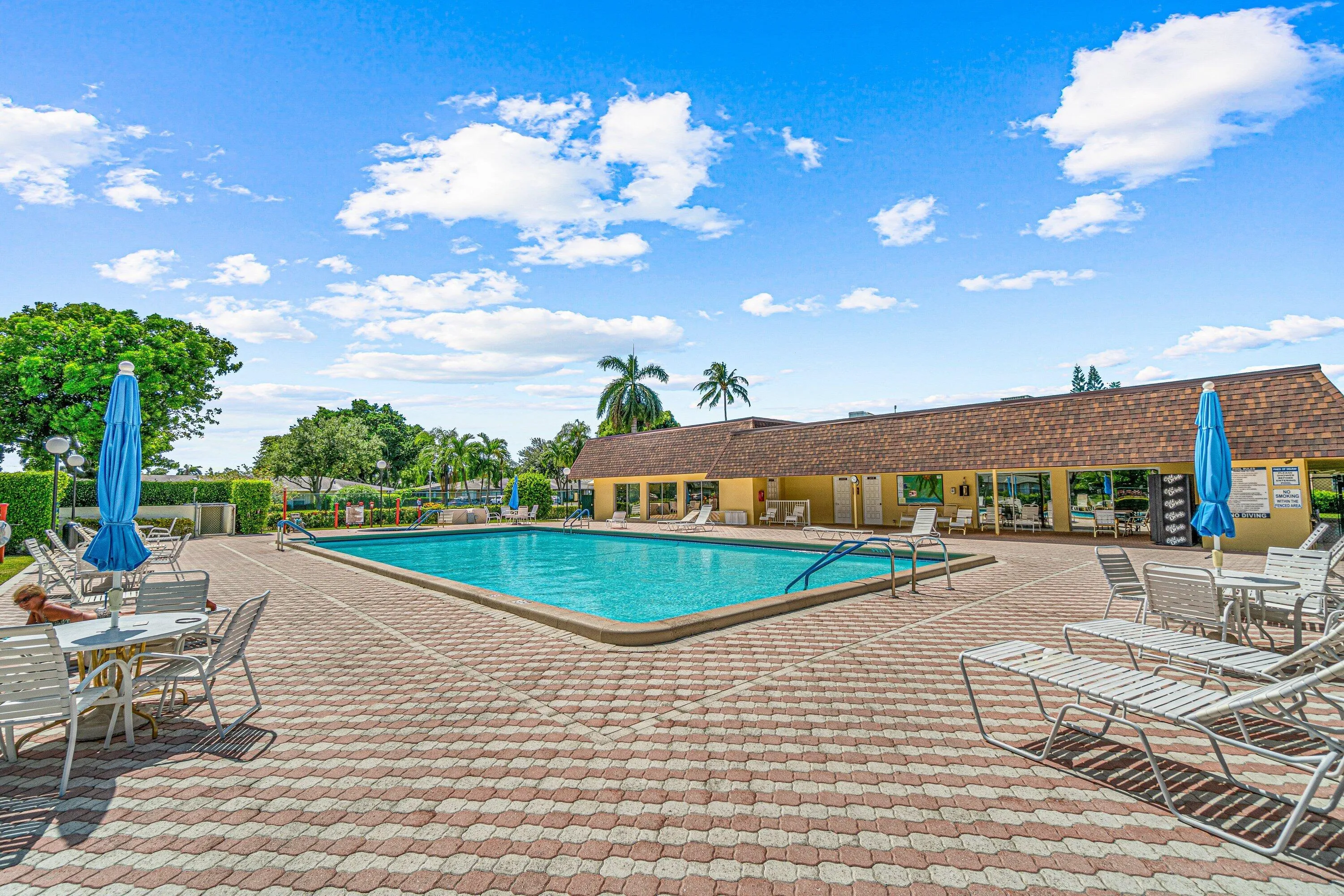 1.Of.2.ComunityPools.034-1020SilkOakTerr