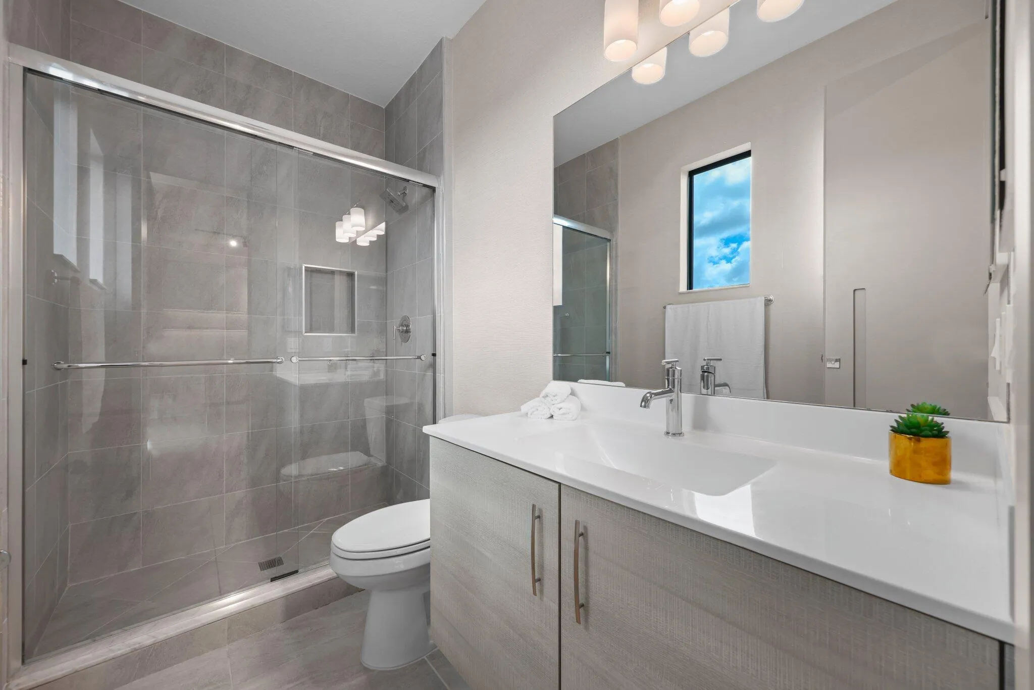2nd Bedroom ensuite bathroom