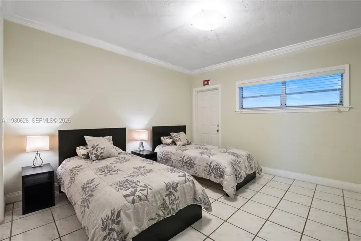 Unit is unfurnished. The furniture seen on pictures are from a previous tenant