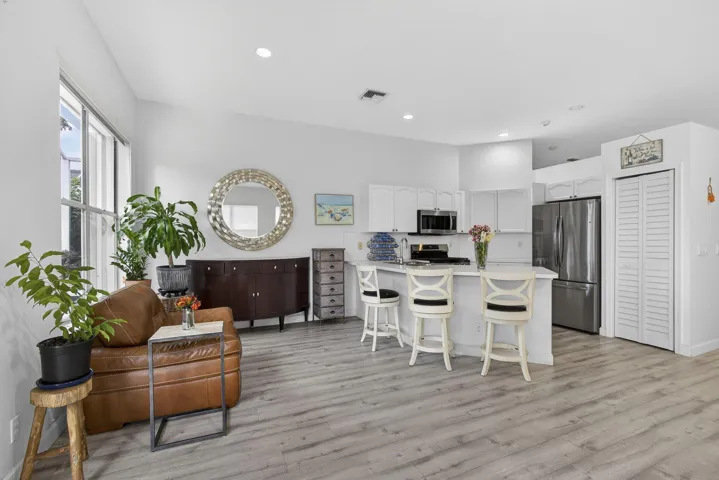 Kitchen/Eat In Area