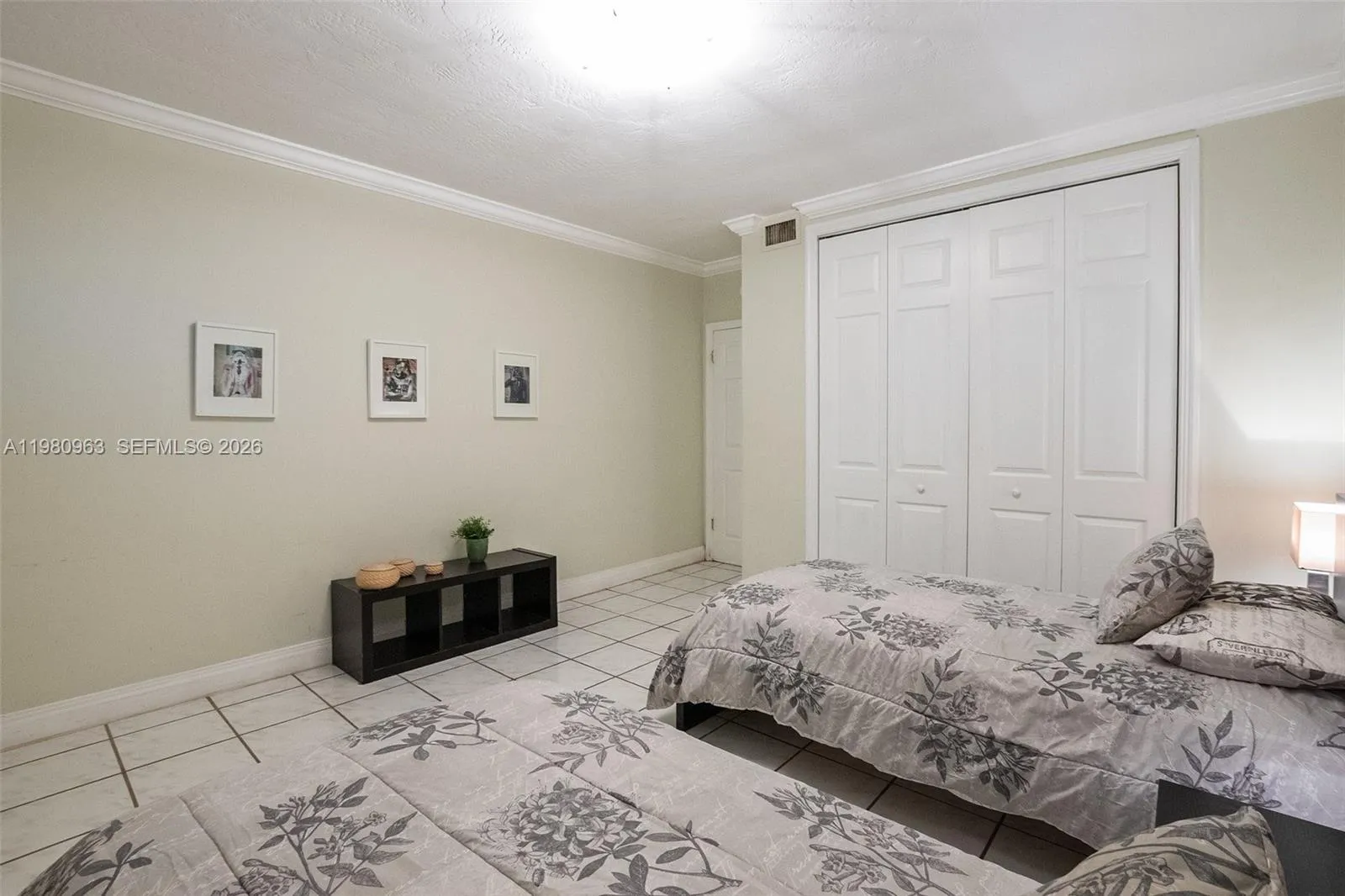 Unit is unfurnished. The furniture seen on pictures are from a previous tenant
