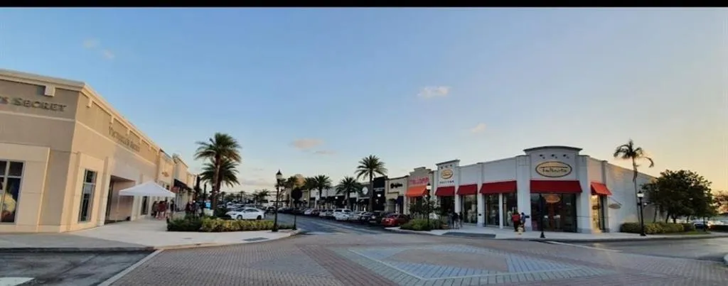 SHOPS AT PEMBROKE GARDENS