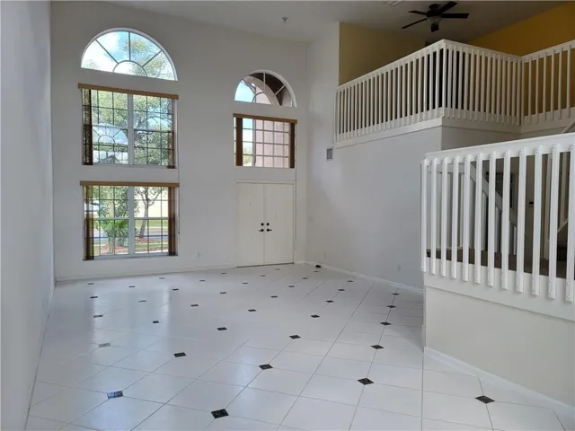 LIVING ROOM /DINING ROOM (14)