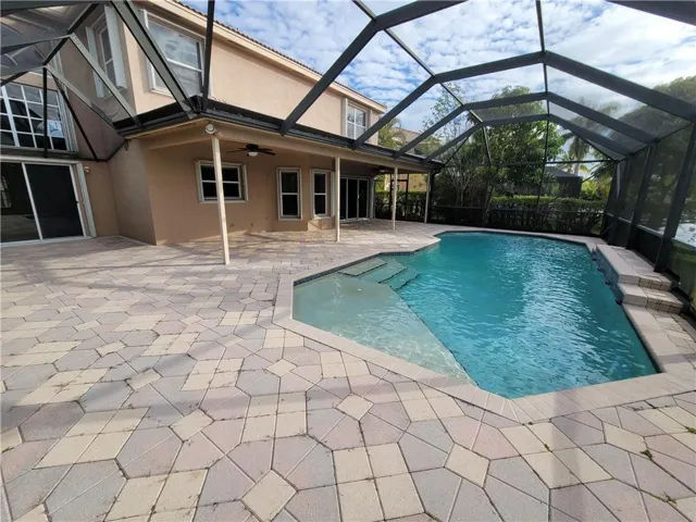 POOL & DECK