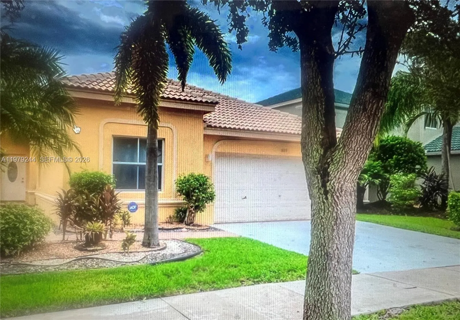 803 VISTA MEADOS DR