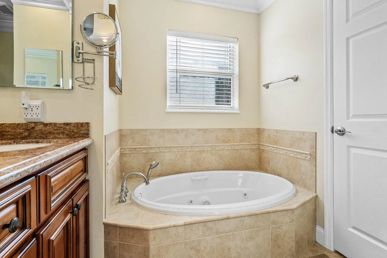027-899GranadaDrive-BocaRaton-FL-33432-S
