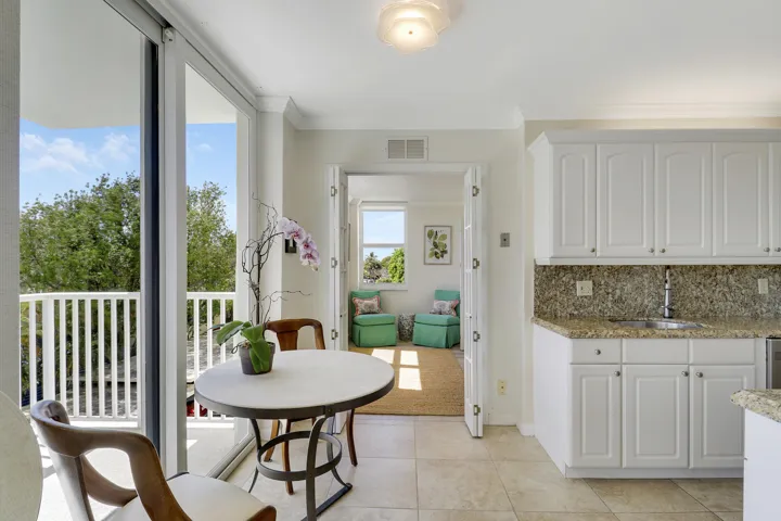 Kitchen, breakfast area