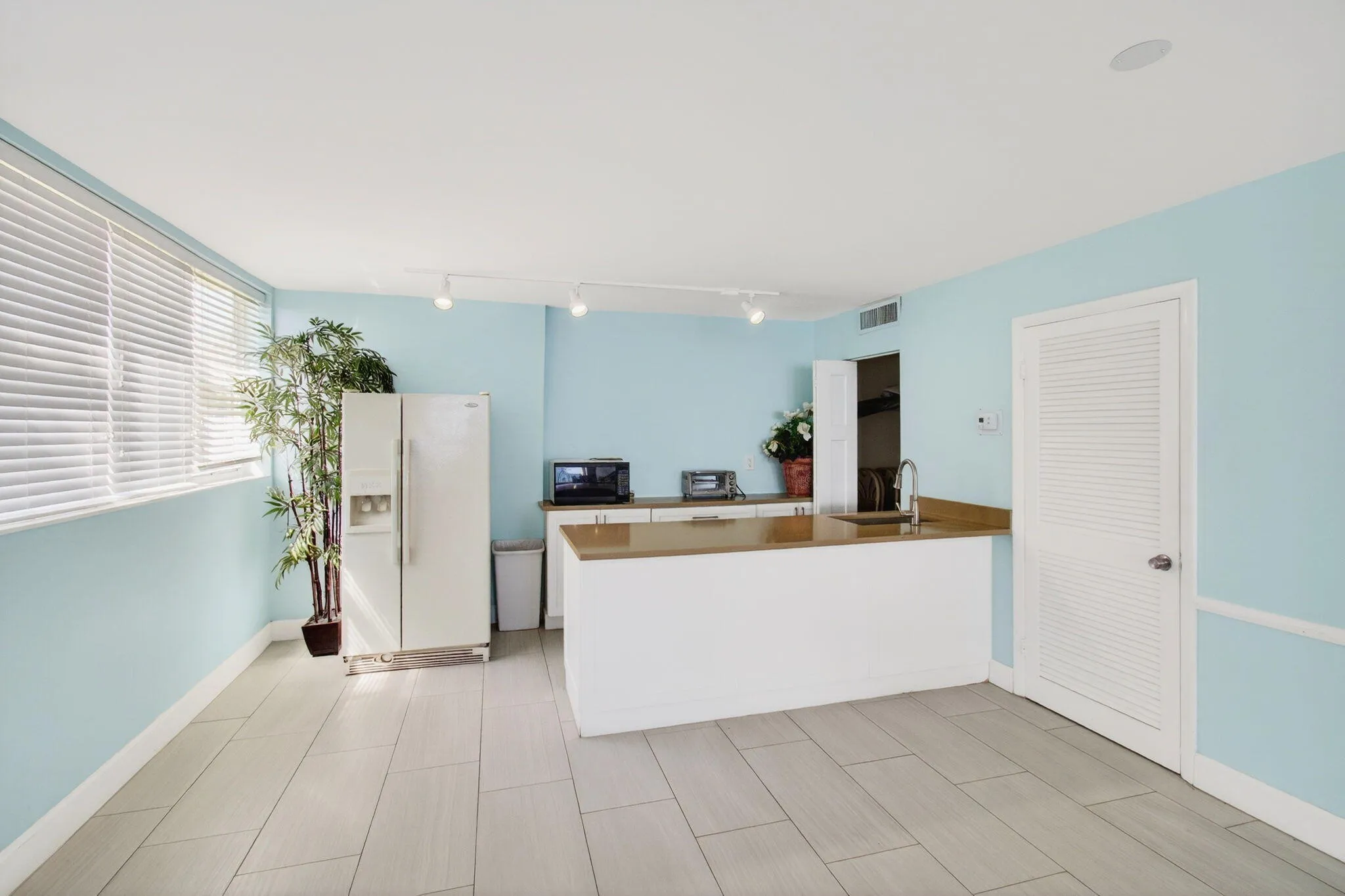 Kitchen/Community Room