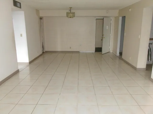 6190LIVROOM20115
