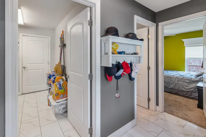 4633 SW Junietta Terrace-17