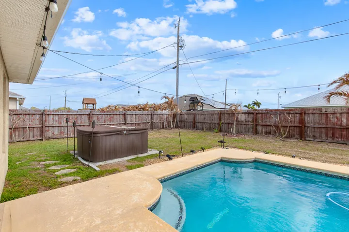 4633 SW Junietta Terrace-28