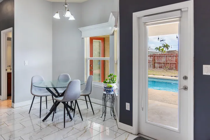 4633 SW Junietta Terrace-8