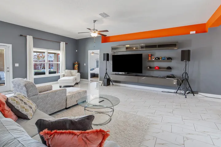 4633 SW Junietta Terrace-21