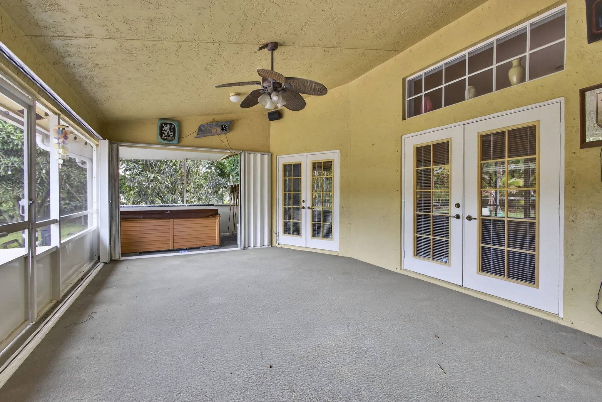 Enclosed Patio / Hot Tub