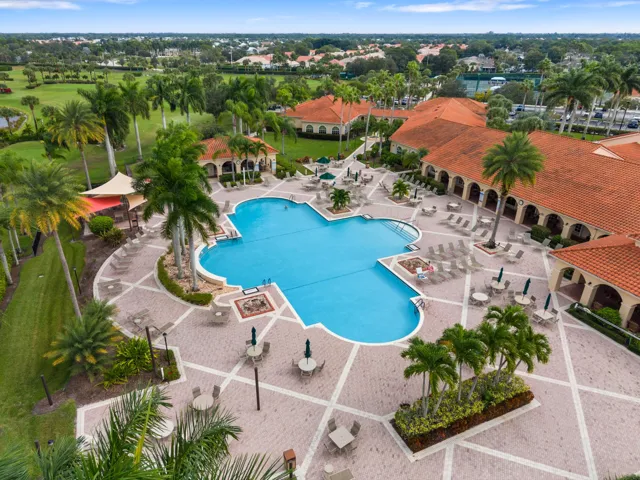 Pool & Tiki area