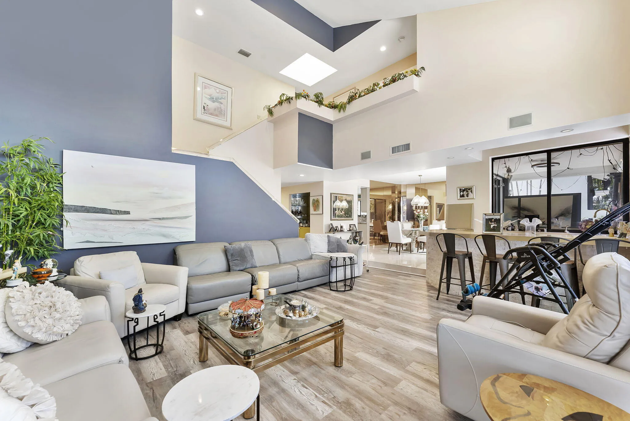 Living Area/Dining Area
