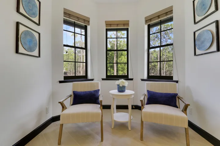 kitchen sitting area