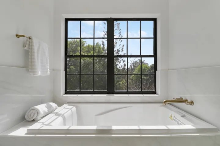 upstairs bedroom 4 tub